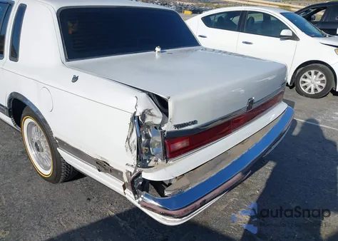 1990 Lincoln Town Car Signature z USA, uszkodzony, nr VIN 1LNCM82FXLY753182